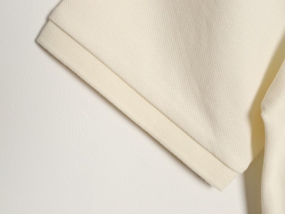 Gucci/古馳 24ss 胸口雙G刺繡Polo短袖
原品購入，採用60支雙股250克重棉氨混紡雙面珠地面料，條紋相間拼色衣領定為雙系統提花定織扁機製成。GG互扣刺繡圖案採用進口田島機器，榻榻米刺繡搭配挨針繡工藝，刺繡非常的飽滿，精細針法綿密，以榻榻米刺繡工藝打底，挨針繡描廓邊緣及字母繡花，層次清晰豐富立體。前胸無明線無散口雙層面筒，袖口縫盤螺紋同為扁機織造，採用TAJIMA進口機台加工，人工手縫領標開背領標帶防偽芯片，紐扣開模天然塔羅貝炭黑刻字牛角扣，三標輔料同步定 制。經典翻領設計