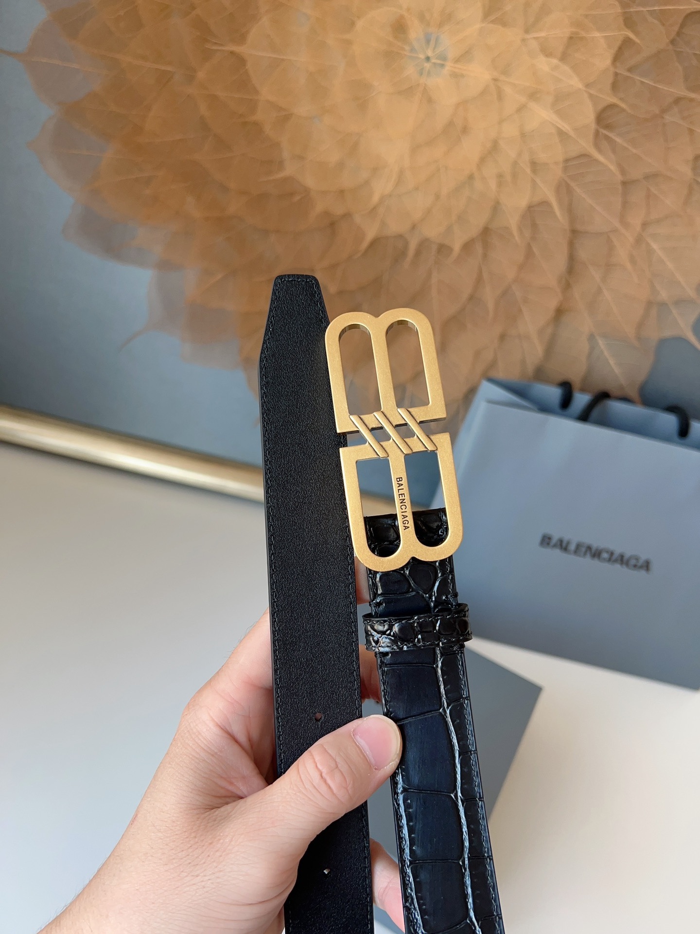 巴黎世家（Balenciaga）寬度3.0cm 是法國的奢侈品牌，作為時尚界最具影響力品牌之一的地位。設計師源於：都市時尚潮流獨特的設計風格，採用進口小牛皮製作；搭配純銅復古五金，使其更具魅力。值得擁有的百搭精品！