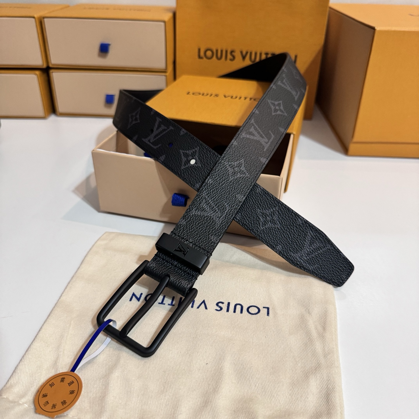 
寬度：3.5cm Frog 雙面腰帶以創意筆觸展現千禧潮流風範，巧妙致敬鄉村搖滾文化。做舊皮革令 Damier 格紋流露復古韻致，圓潤方形搭扣回溯品牌經典硬箱元素🆚