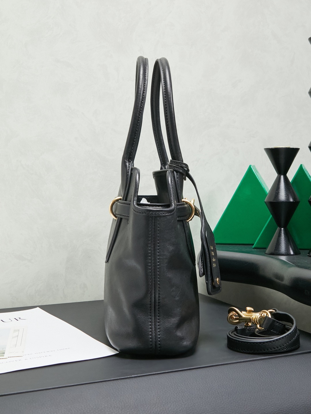 Aventure包袋展现出简约随性的魅力。重新诠释经典线条，这款柔软的Nappa变体展现出多功能和实用的态度，并通过精致独特的细节得到提升。aventure nappa皮革手袋灵感源自miu典藏设计，结构经过调整，变得更加轻便，焕发全新个性，饰以压花字母徽标，增添标志性元素，复古金色五金配件，亚麻混纺衬里，配拉链口袋和贴袋，长手腕适合用作手提或单肩
