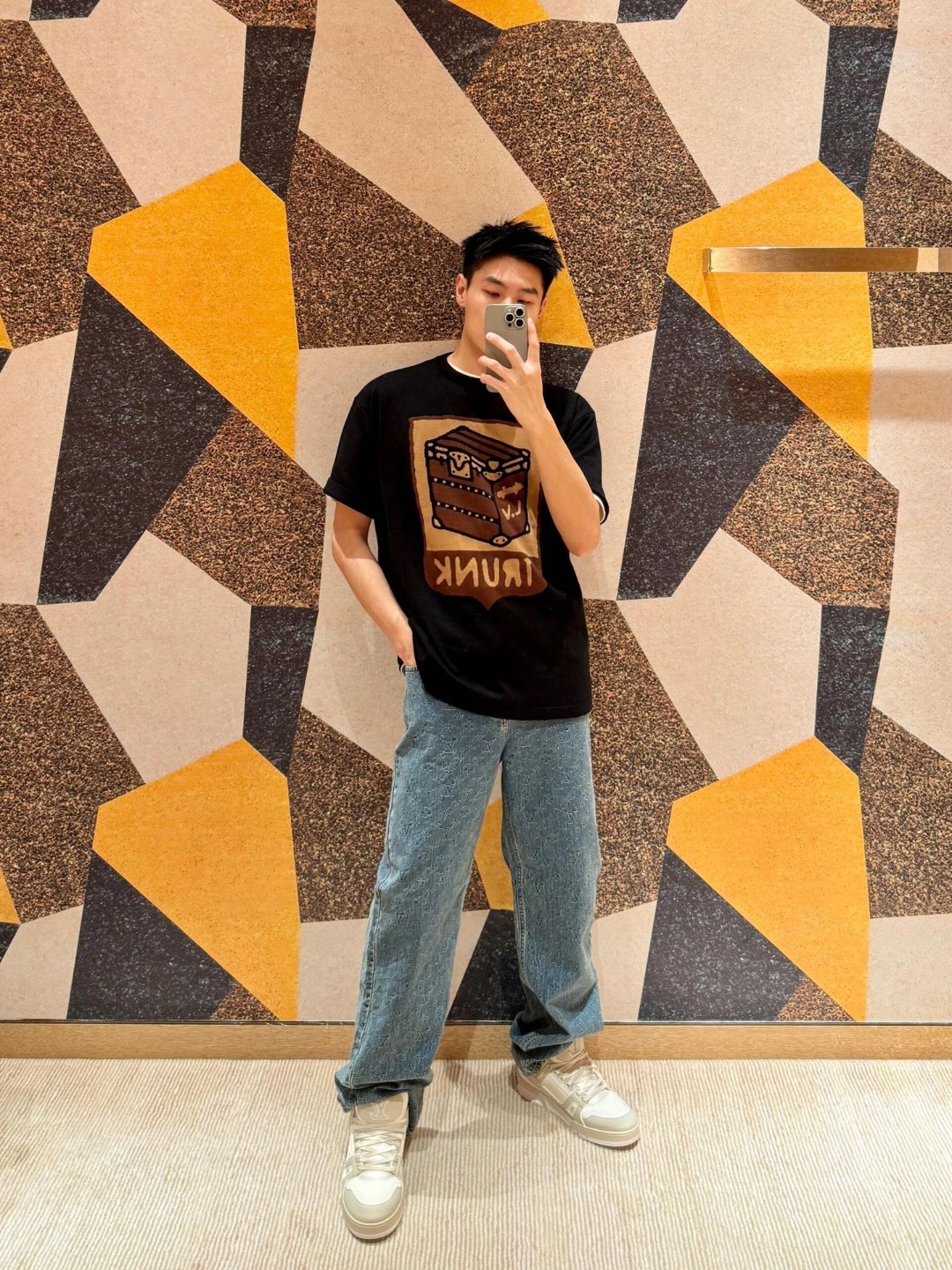 🔝LOUIS VUITTON LV 皮箱幾何圖針織短袖T恤
定織雲柔密紡棉針織料，嵌花提花織法，精細編織不僅確保了圖案的清晰度，還大大增強了織物的耐用性，成衣洗水加軟去味工藝，通過專業的洗滌設備和特定的洗滌劑，對衣物進行深度清潔和去味處理，改善衣物的手感和外觀，寬松版型
B Size：S-XL