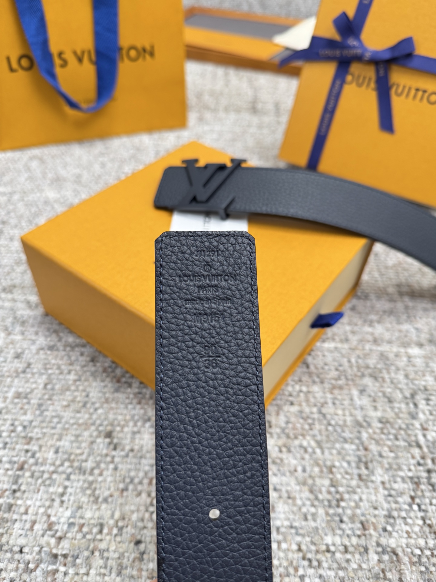 
Louis Vuitton LV腰带 荔枝纹皮底系列 原厂五金 精致手工绘边 柔软舒适 宽4.0