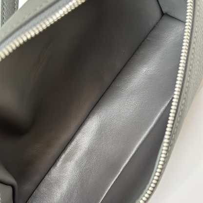 𝓛𝓸𝓻𝓸 𝓟𝓲𝓪𝓷𝓪諾悠翩雅
𝑬𝒙𝒕𝒓𝒂 𝑷𝒐𝒄𝒌𝒆𝒕 𝑳𝟏𝟗 
這是一款大開口結構的功能性設計的手拿包，經典風格和簡約設計的組合體。包身採用進口原廠小牛皮材質，輕微的錘紋呈現優雅的紋理，內里採用進口原廠小羊皮。皮革手柄和可拆卸肩帶，可打造出不同背法實用百搭。雙向拉鍊開合，搭配My Charms銀色金屬掛飾。（LP特級全鋼配件五金）
size：11×19×6.5cm
貨號：FAN4046
配套全套專櫃禮盒包裝🎁