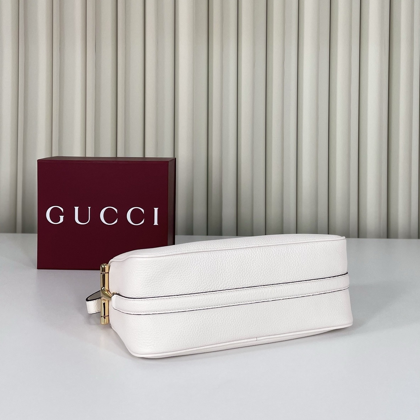 Gucci Half Horsebit系列中號肩背包，煥新呈現Gucci Half Horsebit系列，以現代風格煥新演繹品牌最具標誌性的元素之一。該系列巧妙融蘊休閒廓形與標誌性的半馬銜扣配件，這也是其名稱的由來。款號860787白皮，尺寸31.5X17X12