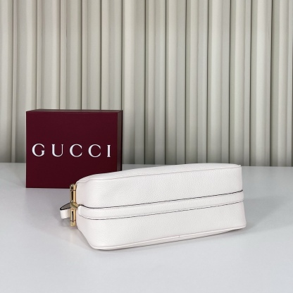 Gucci Half Horsebit系列中號肩背包，煥新呈現Gucci Half Horsebit系列，以現代風格煥新演繹品牌最具標誌性的元素之一。該系列巧妙融蘊休閒廓形與標誌性的半馬銜扣配件，這也是其名稱的由來。款號860787白皮，尺寸31.5X17X12