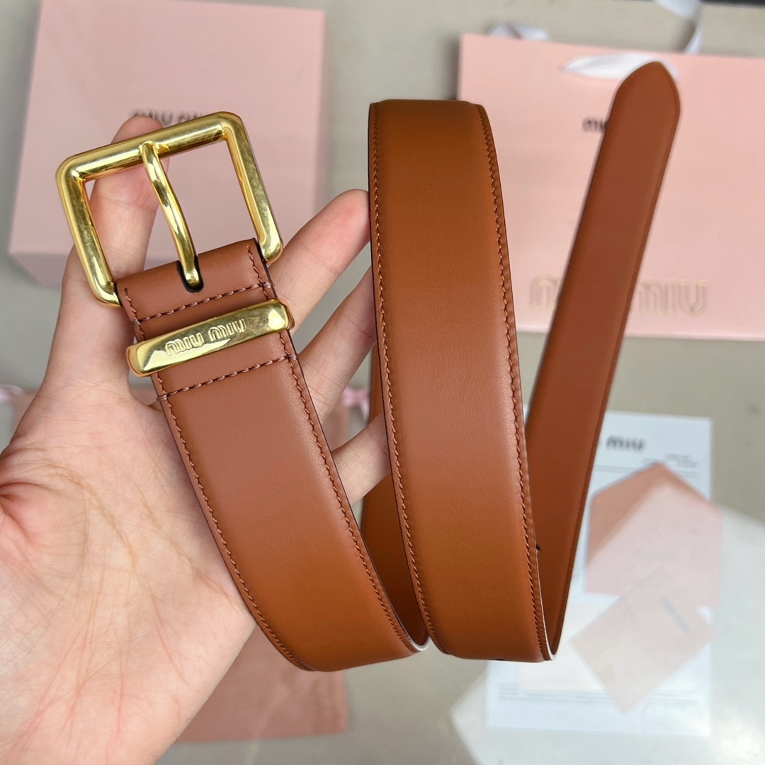 這款皮革腰帶設計簡約而優雅，腰帶環伴以Miu Miu徽標。雙面進口小牛皮 金屬搭扣 腰帶環飾激光雕刻徽標
寬度: 3.5cm
