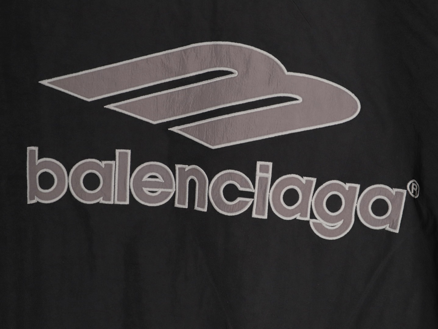 🔝Balenciaga 巴黎世家 26SS 3M徽章衝鋒衣夾克外套
Football系列夾克 黑色主調+灰色Logo刺繡 緞面材質自帶光澤 oversize版型超顯瘦 立領設計利落有型 袖口和下擺細節豐富 左下角“88”數字+品牌元素 辨識度超高 日常街頭、暗黑風都能輕鬆駕馭 搭配同系列衛衣或褲子 酷感造型輕鬆get
尺碼：XS-L