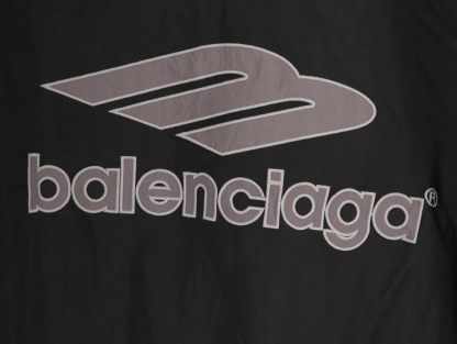 🔝Balenciaga 巴黎世家 26SS 3M徽章衝鋒衣夾克外套
Football系列夾克 黑色主調+灰色Logo刺繡 緞面材質自帶光澤 oversize版型超顯瘦 立領設計利落有型 袖口和下擺細節豐富 左下角“88”數字+品牌元素 辨識度超高 日常街頭、暗黑風都能輕鬆駕馭 搭配同系列衛衣或褲子 酷感造型輕鬆get
尺碼：XS-L
