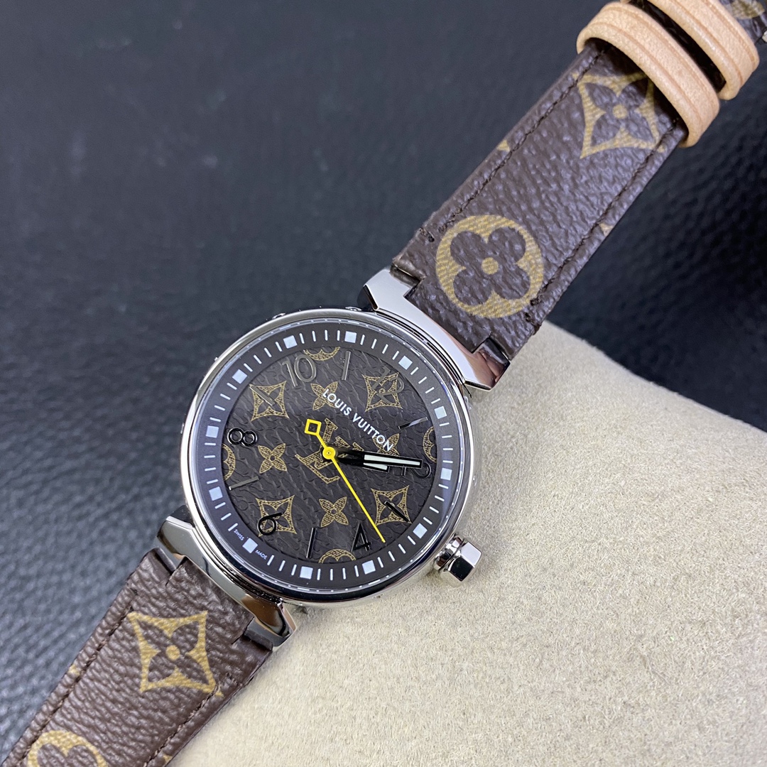 LV工廠超神之作，LV——TAMBOUR SLIM全系列陸續空降市場！致敬原廠 完成使命！
【三大超級亮點】腕表尺寸34mm
1.錶盤的填油細膩，印刷立體，刻度鑲嵌工整，個個精品無瑕。
2.藍寶水晶通透感極佳，與殼體銜接完美。
3.表殼打磨呈現瑞士一線品牌高級質感。
【兩大必買理由】
1.錶帶採用ECCO Leather皮料供應商——手工縫製！還原正品按鍵式快拆設計，方便快捷。
2.2020年最具性價比腕表——採用瑞士石英機芯，做工翻倍無返修，不但是送禮佳品，更是自留神器！
LV工廠一家專為復刻LV腕表而