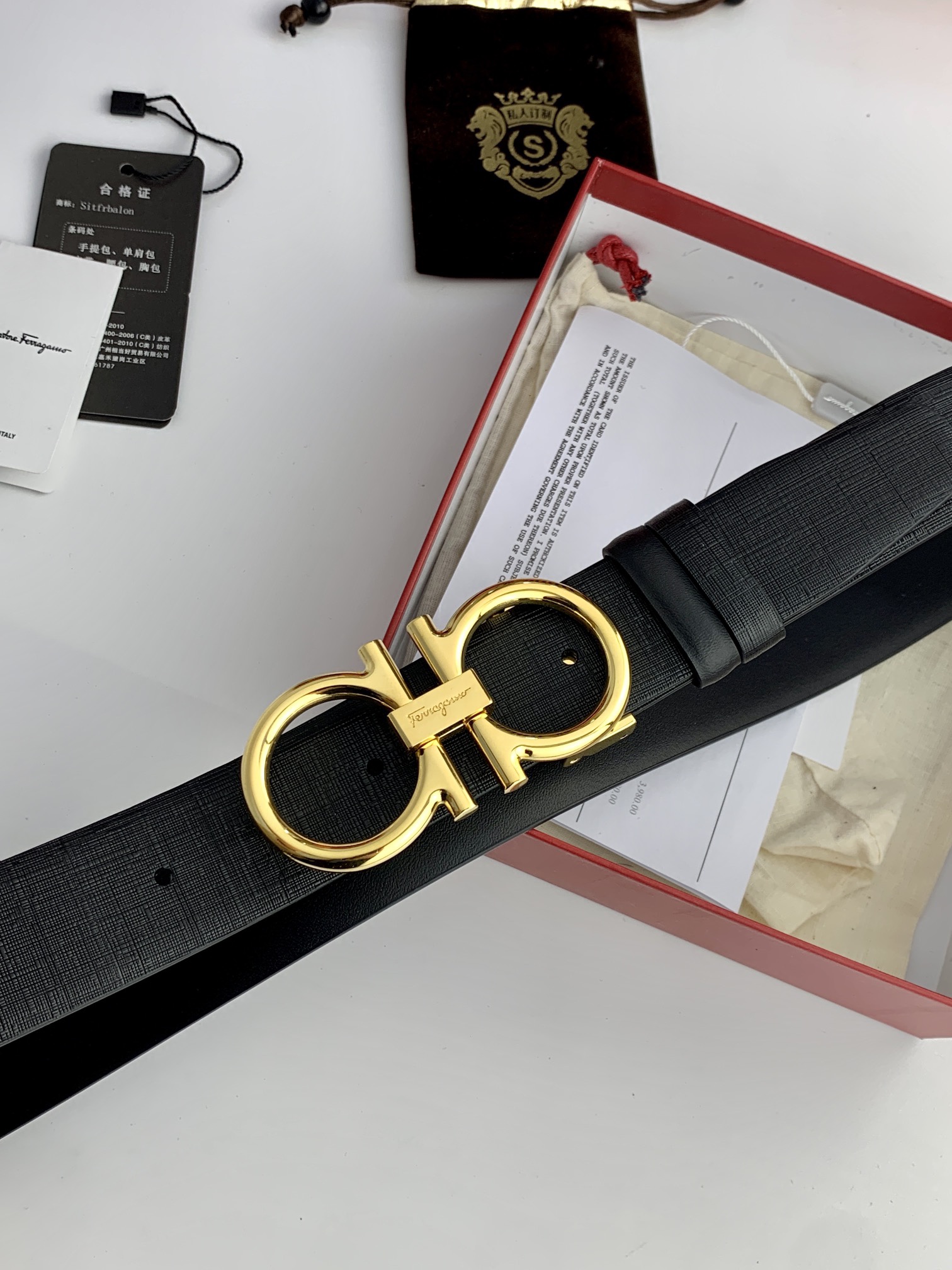 〖F家〗這款皮帶採用雙面小牛皮，搭配純銅八字扣，打造高雅考究的造型。寬3.5cm，長度可調節，達到量身定制般的修身效果。