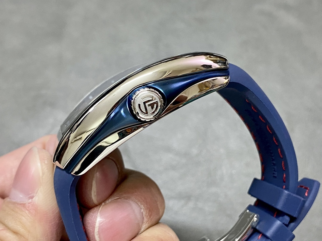 全新 V45 遊艇新款原版復刻鋼帶全新款 
ABF 法蘭克穆勒 最新款獨家定製版 Vanguard腕表 V45 CRAZY HOUR 瘋狂時間系列 比特幣特別限量版 
打破常規 將12個Art Deco式的阿拉伯數字整齊排列 定製版CZ02自動機械機芯 加裝了原先沒有的大秒針 行雲流水 更具時鐘特色 100%原版視覺效果 高級批花時針相隔4個小時 按時間順序跳躍 
原版開模1:1高端定制 三明治表殼結構 配件可以與原版通用 表殼尺寸 44*53.7mm 錶盤和皇冠使這款腕表的運動優雅和獨特美感得到了最終