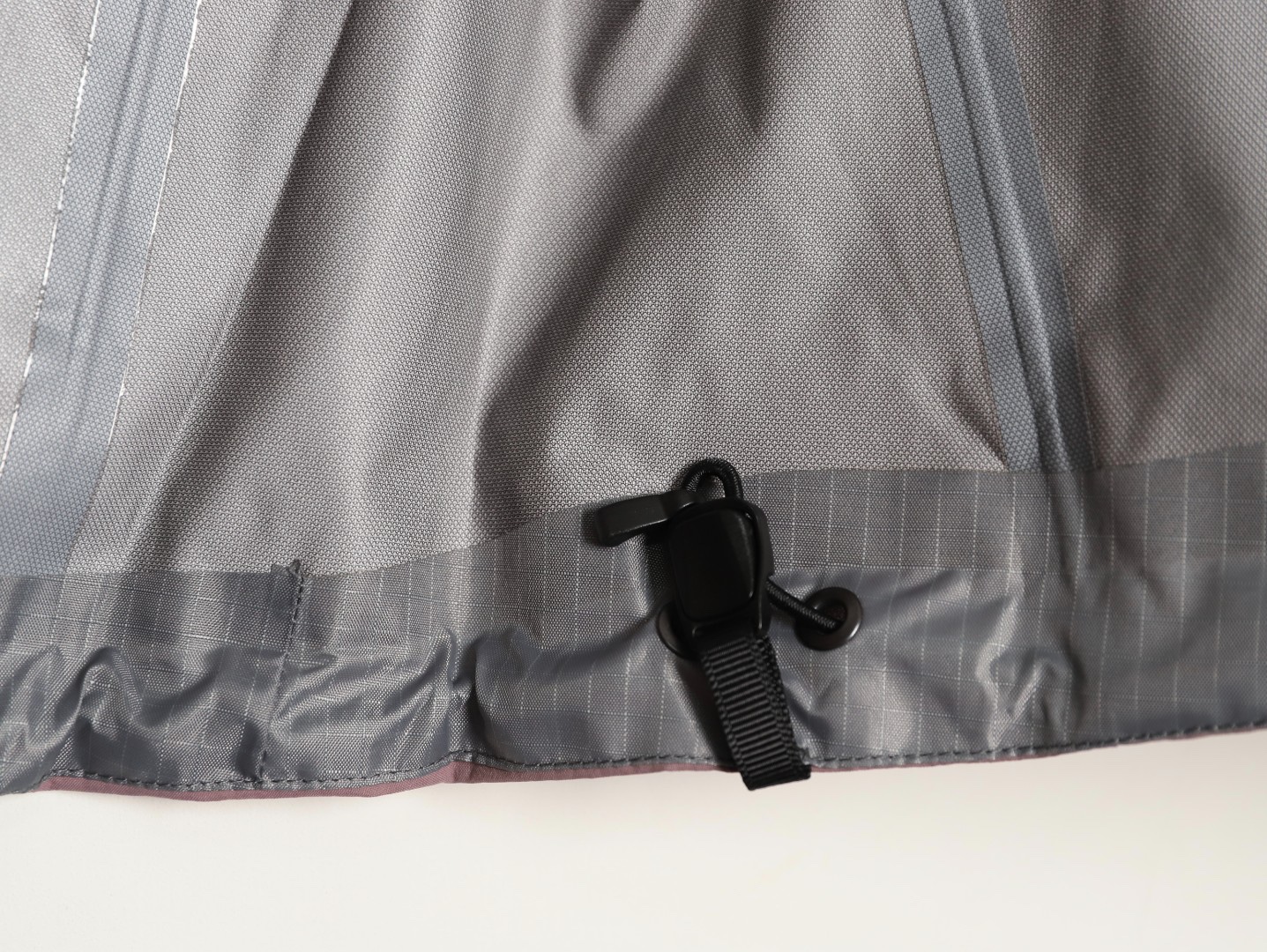 🔝ARC`TERYX 始祖鳥 頂配 Beta SL衝鋒衣
是一款專為戶外探險設計的高性能外套。
採用GORE-TEX 面料。
具備卓越的防水透氣性能，確保在惡劣天氣下依然保持乾爽舒適。
其高質量設計使其便於攜帶，非常適合長時間的徒步和旅行。
Beta SL新色不僅時尚亮眼，還增加了戶外活動中的可見性，提升安全性。獨特的
StormHood™帽兜設計，提供全面的頭部保護，同時不影響視野。
腋下拉鍊設計增強了透氣性，防止過熱。無論是登山、徒步還是日常通勤，始祖鳥Beta SL衝鋒衣都是您不可或缺