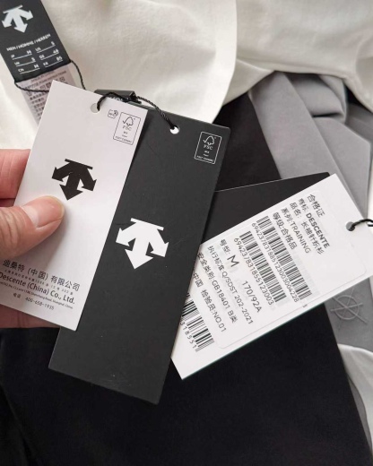 春季新款DESCENTE迪桑特吸濕長袖防曬+抗菌SECOt恤翻領POLO
2026春季新款
大身採用迪桑特自研面料，具有吸濕速乾，UPF215+防曬及Polygiene抑菌功能門襟採用激光切割工藝，結合肩部超聲波貼合工藝，提升細節品質感領口，門襟及下擺均採用熱壓工藝，外觀平整
頻繁穿梭於不同目的地航站樓，美學與實用兼具的著裝是應對高強度，快節奏，多場景工作的基礎。將戶外防護功能面料與都市生活設計剪裁兼容並蓄，實現全日多場景無縫切換讓戶外成為生活的新常態。