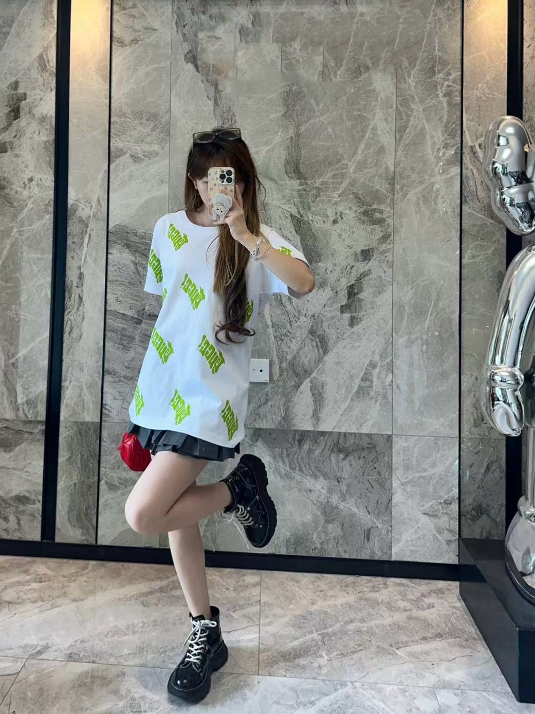 Gucci/古馳 25ss 綠色發泡印花短袖
GUCCI新款T恤採用重磅白色針織棉製成，通體檸檬綠Gucci刺繡倍添清新氣息。
A Size:S-XL