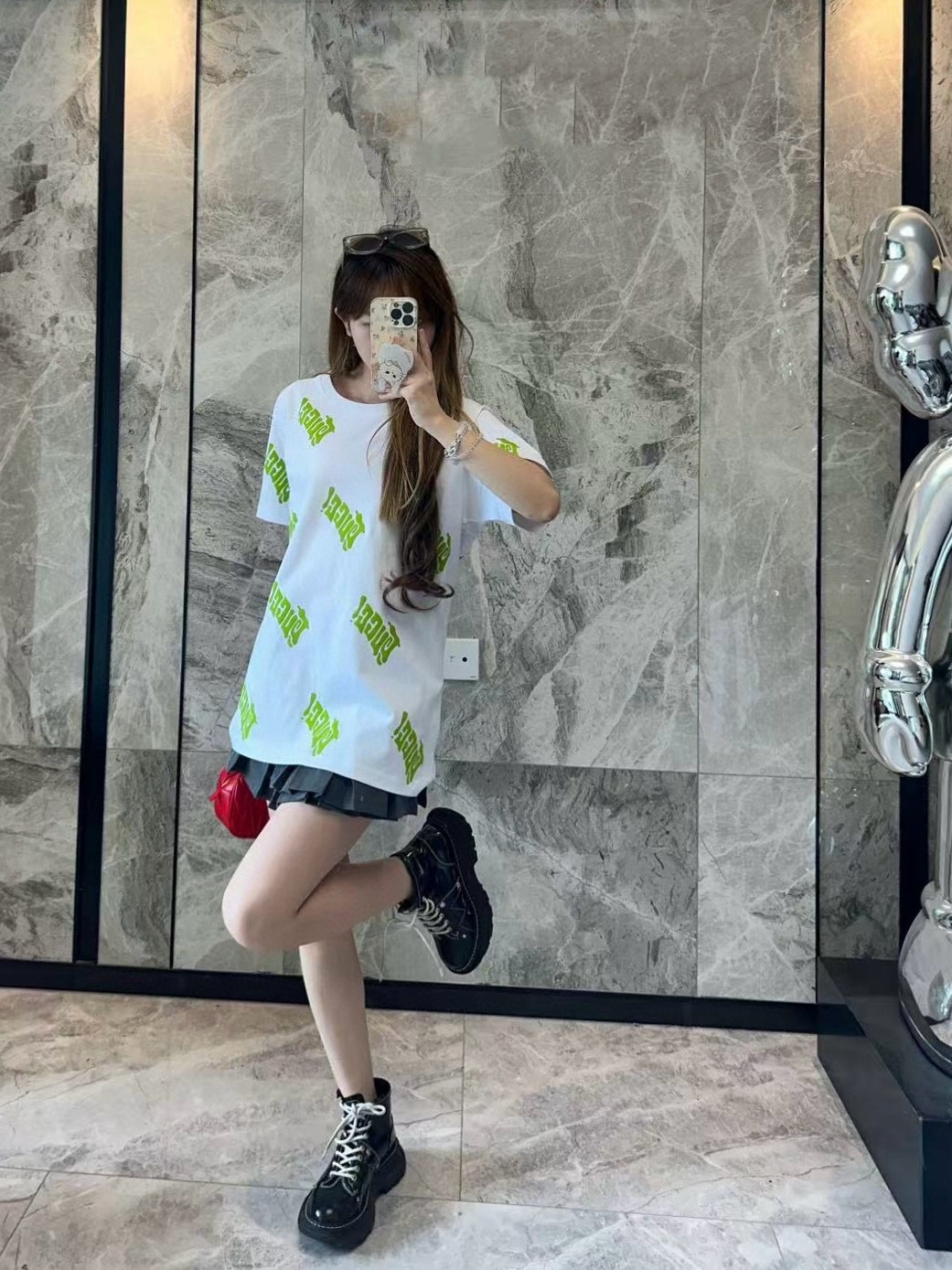 Gucci/古馳 25ss 綠色發泡印花短袖
GUCCI新款T恤採用重磅白色針織棉製成，通體檸檬綠Gucci刺繡倍添清新氣息。
A Size:S-XL