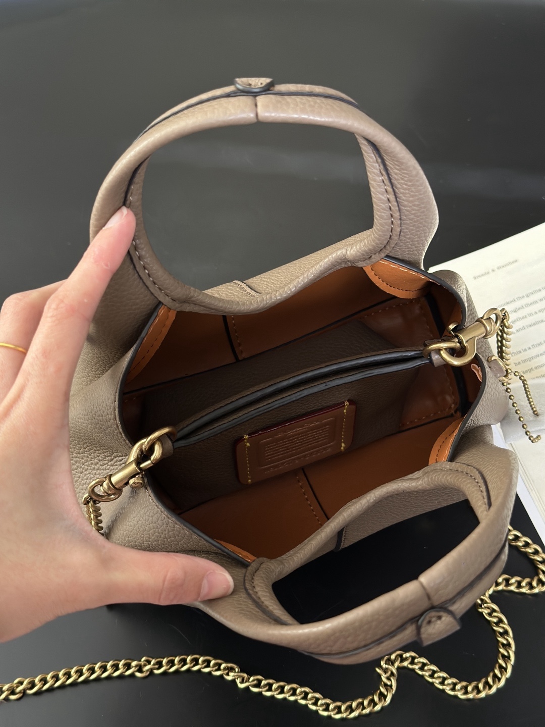 Coach新款首發🔥Lana19 mini號
尺寸：19✖️17cm
精緻小巧，簡約時尚
可手拎，可斜挎 ☑️小號 灰色
尺寸：19✖️17cm