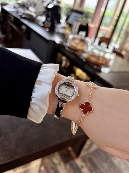 古馳
Gucci 瑞士日內瓦最新限量款升級版到貨（後蓋全新加重處理，重做原裝對版鑲鑽字面。字面鑲嵌八箭八星兩個閃亮的鋯鑽石💎，細節誠意滿滿💎區別以往老舊版本，歡迎品鑒👏👏），表徑25mm，厚度7.5mm，藍寶石玻璃，表面把頭都有經典雙G logo設計元素，非常經典，適合小手腕佩戴，小巧玲瓏，溫婉細膩