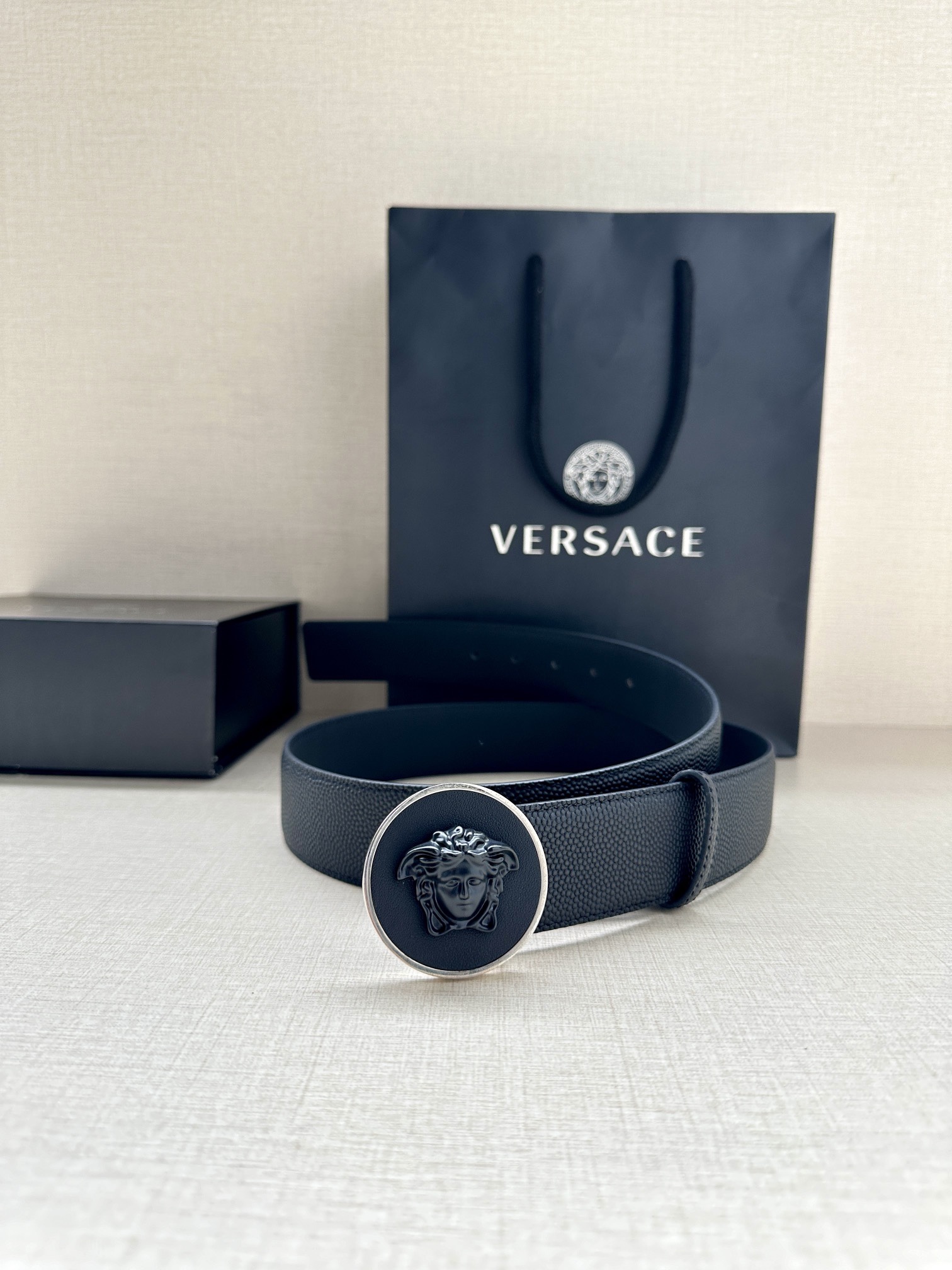 寬度4.0cm VERSACE （範思哲）此款柔軟的皮帶飾3D美杜莎腰帶扣，可搭配正裝或休閒牛仔裝。