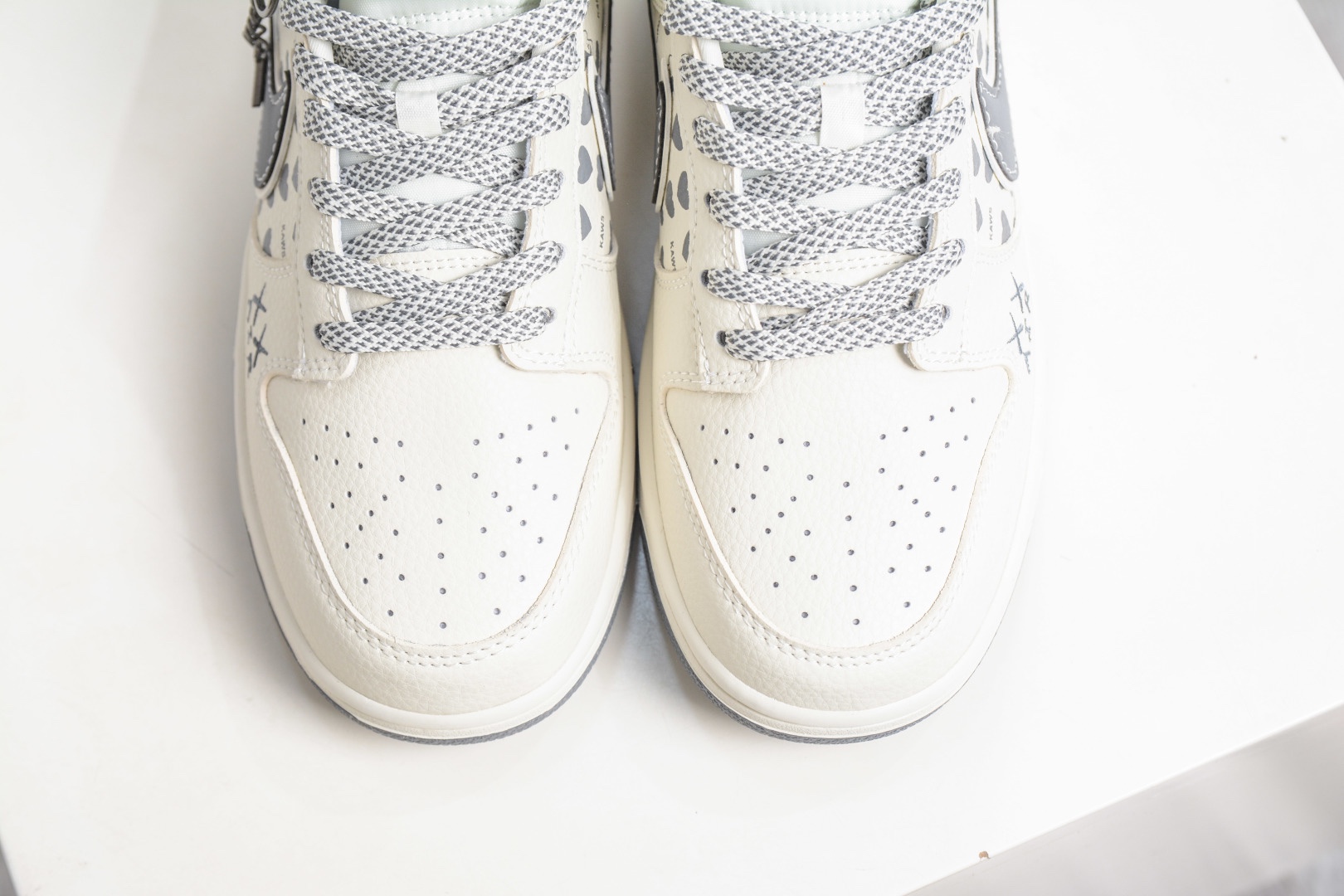 Nike SB Dunk Low x BE@RBRICK 暴力熊聯名-白灰雙鈎 
貨號：TX1688 006
尺碼：36 36.5 37.5 38 38.5 39 40 40.5 41 42 42.5 43 44 44.5 45