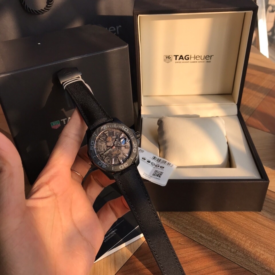 新款泰格豪雅碳纖維到貨！年終巨獻！結合碳元素、鈦元素、隕石元素三大元素為主題，以黑色為主色調，再以藍色、黃色、玫瑰金於黑色中亮起，鮮活明亮！表殼與表扣為主的鈦合金材料，表面則是整表的靈魂所在！此表面為原裝原版表面！！（以放大鏡側面視覺效果為準！）多層印刷複製出隕石佈局的效果！圈口以碳纖維材料與鈦合金的結合，尼龍材料和頭層牛皮、硅膠結合，用藍色、黃色、黑色線配合手錶對應的顏色！～41mm表徑，全新全套出！