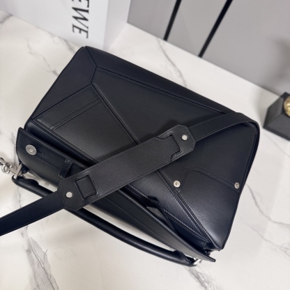 羅家🌟新款 🆕大號亮面牛皮革Panta Puzzle  手袋Puzzle 以別具一格的幾何線條勾勒長方體造型。此大號版本採用亮面牛皮革製成，飾有單寧布長褲風格細節 .可肩背、斜挎或手提*可拆卸可調節肩帶*拉鍊開合，牛皮革拉鍊頭*一個外部拉鍊後袋，一個內部插袋人字紋棉質帆布襯里*Anagram 壓紋
size: 33×14.7×21.5cm
型號：052500