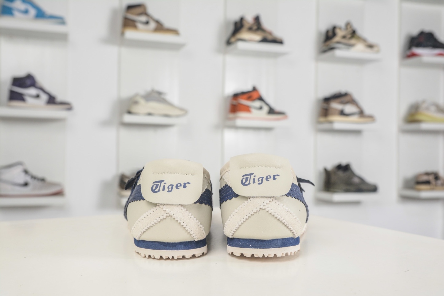 𝐏𝐚𝐭𝐨𝐮 𝐱  Tiger 玛丽珍 任敏同款 舒适轻盈平跟鬼冢虎 玛丽珍鞋 夏季必备 3mm薄底的贴地感 
货号: 1182A678 200
𝐬𝐢𝐳𝐞：36 37 37.5 38 39 39.5 40 40.5 41.5