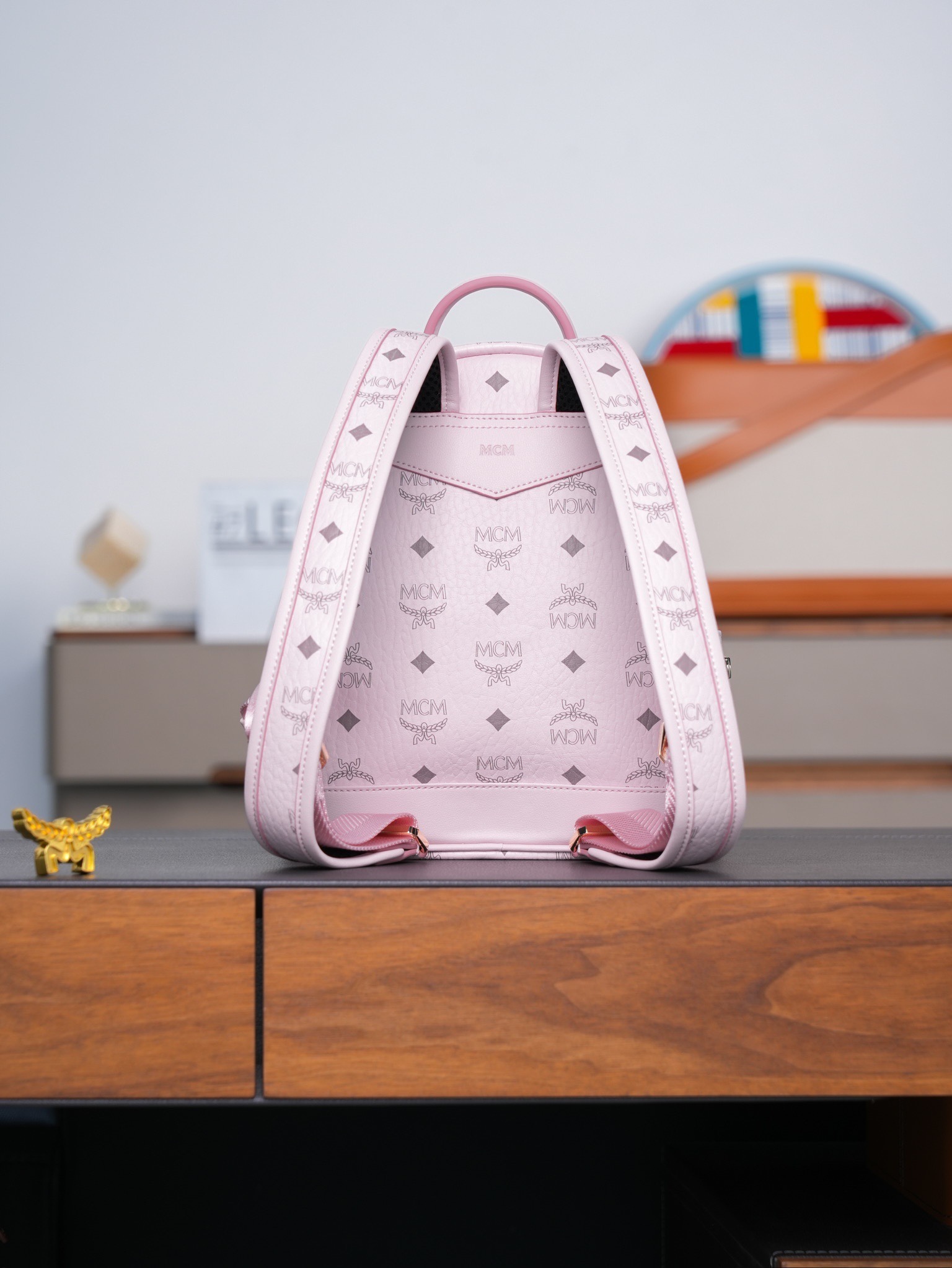 𝙈𝘾𝙈 𝙎𝙩𝙖𝙧𝙠 𝙎𝙞𝙙𝙚 𝙎𝙩𝙪𝙙𝙨𝘽𝙖𝙘𝙠𝙥𝙖𝙘𝙠 𝙞𝙣 𝙑𝙞𝙨𝙚𝙩𝙤𝙨
轻雾粉迷你号#铆钉双肩背包

新升级最高版本
·CP独家出品®️轻雾粉色
这款Visetos经典花纹人造革双肩背包采用金字塔形铆钉装饰及天然皮革饰边设计。
这款迷你Stark双肩包堪称便携包袋中的杰作，完美诠释了环球旅行者无拘无束的精神境界。包袋采用粉色Visetos人造革及皮革制成，因以精致方式收纳小型电子产品及配件而广为人知。多