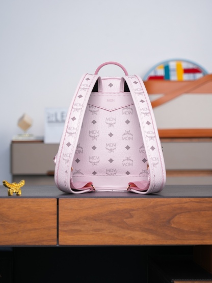 𝙈𝘾𝙈 𝙎𝙩𝙖𝙧𝙠 𝙎𝙞𝙙𝙚 𝙎𝙩𝙪𝙙𝙨𝘽𝙖𝙘𝙠𝙥𝙖𝙘𝙠 𝙞𝙣 𝙑𝙞𝙨𝙚𝙩𝙤𝙨
轻雾粉迷你号#铆钉双肩背包

新升级最高版本
·CP独家出品®️轻雾粉色
这款Visetos经典花纹人造革双肩背包采用金字塔形铆钉装饰及天然皮革饰边设计。
这款迷你Stark双肩包堪称便携包袋中的杰作，完美诠释了环球旅行者无拘无束的精神境界。包袋采用粉色Visetos人造革及皮革制成，因以精致方式收纳小型电子产品及配件而广为人知。多