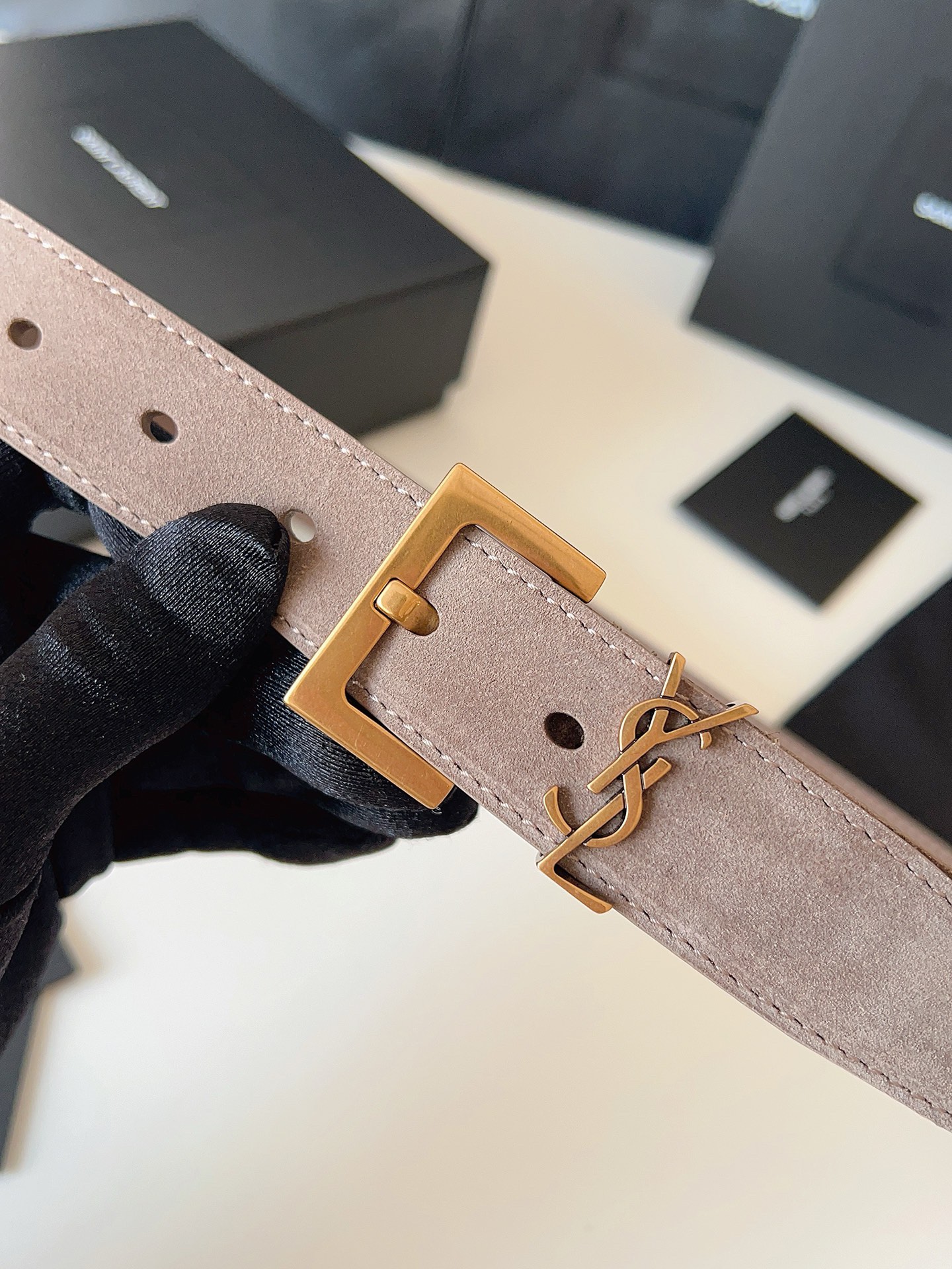 
ysl聖羅蘭2026女士新款腰帶，冬季爆款絨面原版皮，方形搭扣配以ysl標識腰帶環，女士冬季必備款，寬度3.0cm