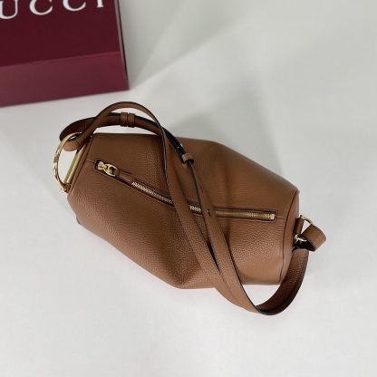 Gucci Half Horsebit系列中號肩背包，煥新呈現Gucci Half Horsebit系列，以現代風格煥新演繹品牌最具標誌性的元素之一。該系列巧妙融蘊休閒廓形與標誌性的半馬銜扣配件，這也是其名稱的由來。款號860787白皮，尺寸31.5X17X12