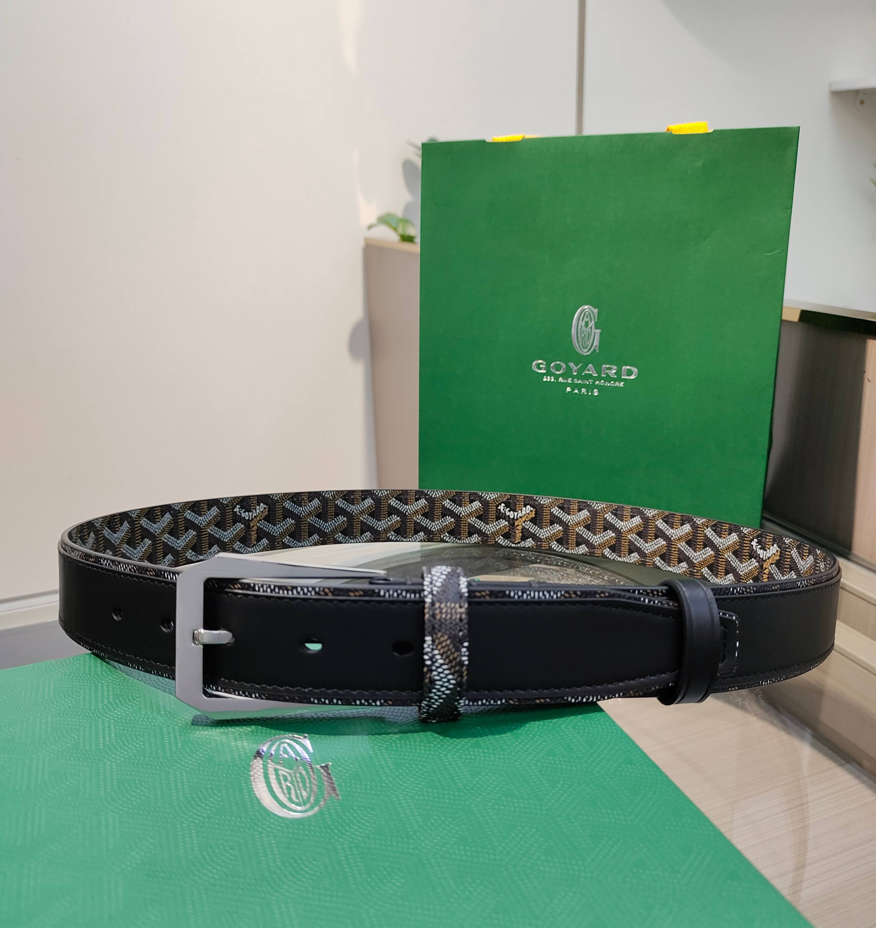 
Goyard(戈雅)腰帶源於法國奢侈品牌，設計風格簡約低調，腰帶身有標誌性帆布搭配進口頭層牛皮，腰帶扣採用簡約精品鋼扣，延續品牌的低調奢華，帶身寬度3.4CM，適用商務休閒日常佩戴。