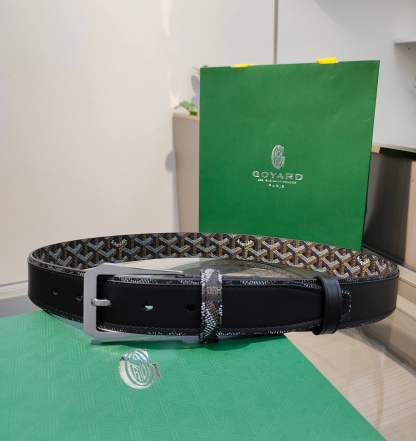 
Goyard(戈雅)腰帶源於法國奢侈品牌，設計風格簡約低調，腰帶身有標誌性帆布搭配進口頭層牛皮，腰帶扣採用簡約精品鋼扣，延續品牌的低調奢華，帶身寬度3.4CM，適用商務休閒日常佩戴。