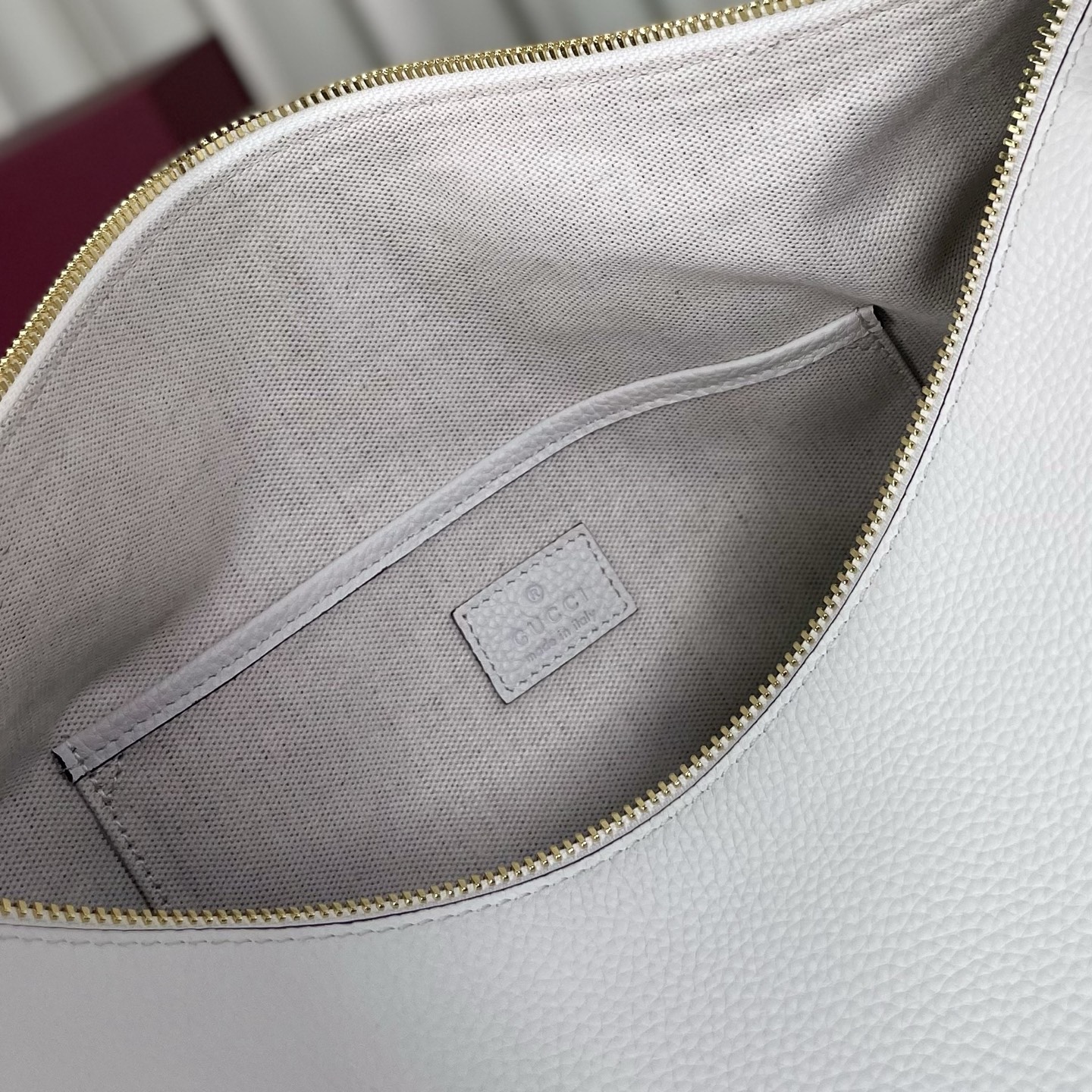Gucci Half Horsebit系列大號肩背包，煥新呈現，以現代風格煥新演繹品牌最具標誌性的元素之一。該系列巧妙融蘊休閒廓形與標誌性的半馬銜扣配件，這也是其名稱的由來。內部：一個開口袋，可調節牛皮革肩帶，款號862530  尺寸38X20X15