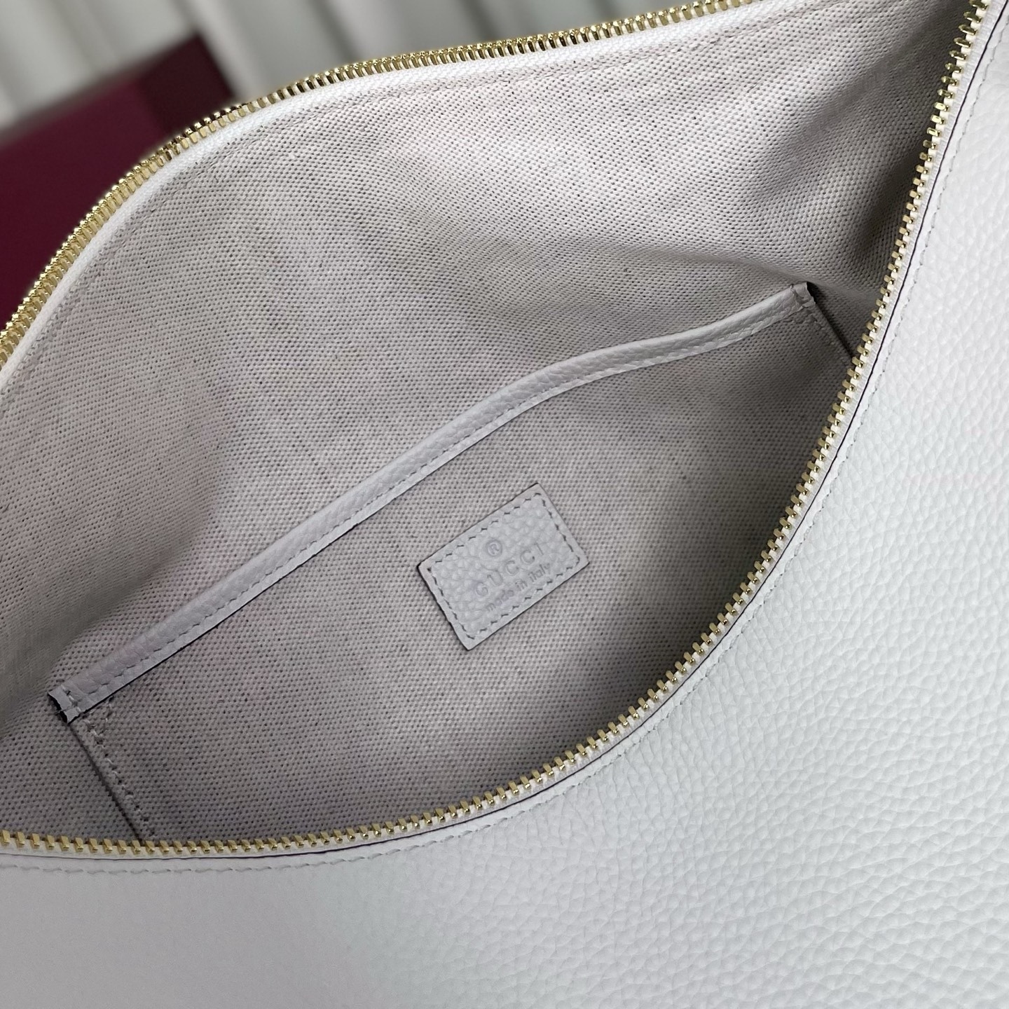 Gucci Half Horsebit系列大號肩背包，煥新呈現，以現代風格煥新演繹品牌最具標誌性的元素之一。該系列巧妙融蘊休閒廓形與標誌性的半馬銜扣配件，這也是其名稱的由來。內部：一個開口袋，可調節牛皮革肩帶，款號862530  尺寸38X20X15
