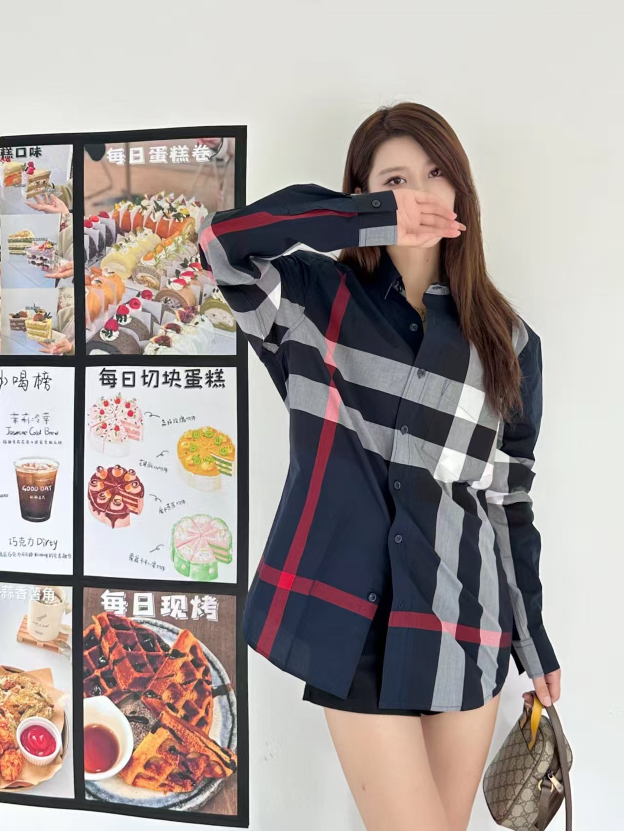 Burberry/巴寶莉 經典大格紋棉質襯衫
定制原版一致80支精梳棉單線紗，紗線全部訂染，最終確定織法，
無論是格型大小線條粗細均達到Y版水平並且布料沒有尾斜現象，
紅外線裁剪對條對格單件裁，保證大貨品質，
定制塔羅貝油封噴漆扣子自然發亮（不同市場版都是樹脂扣），裁片、領子坐領 門邊 袖口 部位加了燙薄，
全部要對格對位出成品，紅外激光定位對格取位，
每個獨立的尺碼都是定位裁片，前幅，口袋，袖子等部位都是對格對位的，
工序複製，費時費料，經典簡單氣質不失大牌，面料上身舒適柔軟卻又挺括有型，