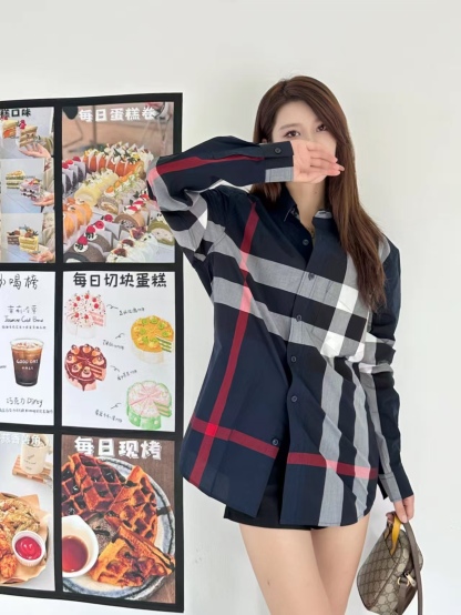 Burberry/巴寶莉 經典大格紋棉質襯衫
定制原版一致80支精梳棉單線紗，紗線全部訂染，最終確定織法，
無論是格型大小線條粗細均達到Y版水平並且布料沒有尾斜現象，
紅外線裁剪對條對格單件裁，保證大貨品質，
定制塔羅貝油封噴漆扣子自然發亮（不同市場版都是樹脂扣），裁片、領子坐領 門邊 袖口 部位加了燙薄，
全部要對格對位出成品，紅外激光定位對格取位，
每個獨立的尺碼都是定位裁片，前幅，口袋，袖子等部位都是對格對位的，
工序複製，費時費料，經典簡單氣質不失大牌，面料上身舒適柔軟卻又挺括有型，