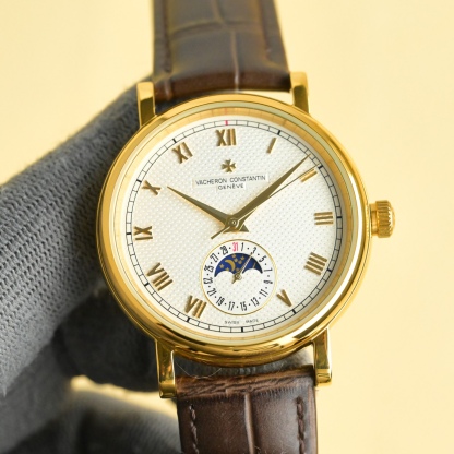 
江詩丹頓【VACHERON CONSTANTIN】傳襲系列男士腕表！全新複雜日月星辰多功能腕表，超強夜光。搭載原裝進口2824-2自動上鏈機械機芯，匯集月份顯示，日月相顯示等功能於一身，堪稱完美，秉承瑞士制表工藝，全鋼鍍納米鉑金表技術，PVD爐內電鍍工藝，法國藍寶石防刮鏡面，進口意大利小牛皮搭配原裝扣，打造出頂級完美產品，尺寸:40*10mm