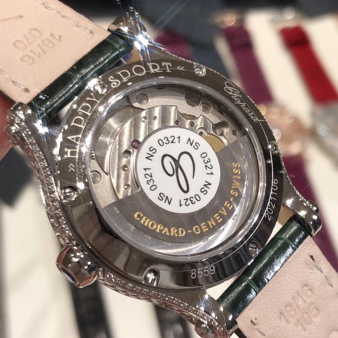 （NL）2025最新款滿天星   原裝搭配美洲鰐魚錶帶 搭配原莊進口日本9015機芯 蕭邦（HAPPY DIAMONDS）作為蕭邦最暢銷的系列一直以細膩的手法詮釋蕭邦標誌性靈動鑽石的概念，此系列作品柔美而時尚，都說男戴萬國女戴蕭邦 有金（進）有鑽（賺）寓意也很好。錶盤內的鑽石滾珠可自由滑行轉動，時來運轉 財運滾滾，讓每一位女性都以最迷人的造型驚艷世人。 這次給大家帶來的蕭邦快樂鑽系列 這次給大家帶來的蕭邦快樂鑽系列 是肖邦旗下最具代表性的腕表 最有特色的夾層玻璃的7顆，7顆鑽石產生自旋 猶如舞蹈