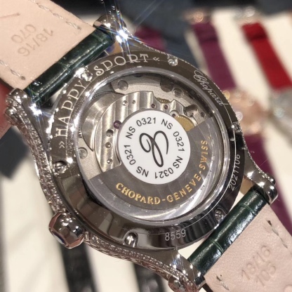 （NL）2025最新款滿天星   原裝搭配美洲鰐魚錶帶 搭配原莊進口日本9015機芯 蕭邦（HAPPY DIAMONDS）作為蕭邦最暢銷的系列一直以細膩的手法詮釋蕭邦標誌性靈動鑽石的概念，此系列作品柔美而時尚，都說男戴萬國女戴蕭邦 有金（進）有鑽（賺）寓意也很好。錶盤內的鑽石滾珠可自由滑行轉動，時來運轉 財運滾滾，讓每一位女性都以最迷人的造型驚艷世人。 這次給大家帶來的蕭邦快樂鑽系列 這次給大家帶來的蕭邦快樂鑽系列 是肖邦旗下最具代表性的腕表 最有特色的夾層玻璃的7顆，7顆鑽石產生自旋 猶如舞蹈