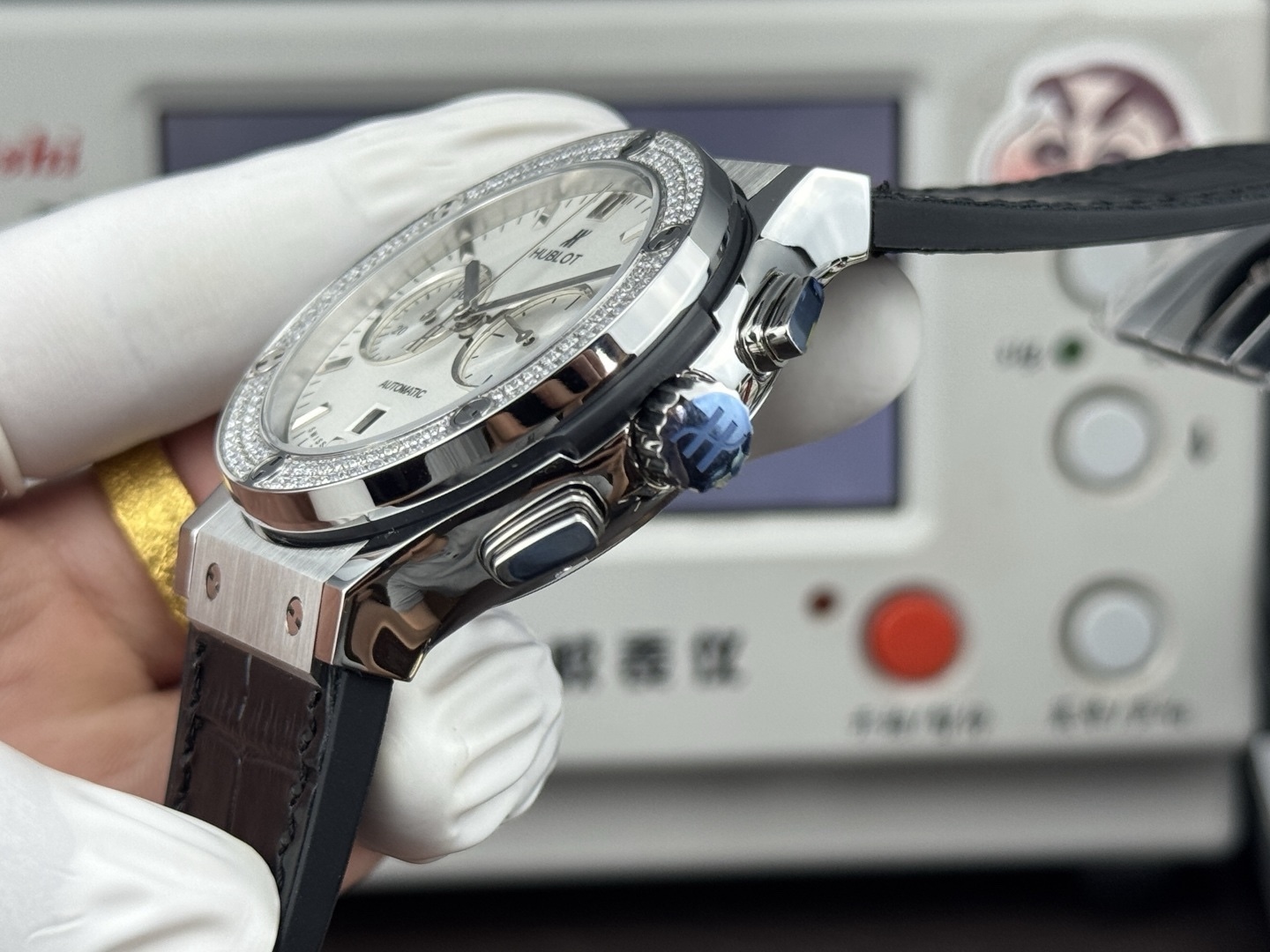 （实拍圖）升級版宇舶hublot恆寶表經典融合CLASSIC FUSION系列，直徑45mm，表殼316L精鋼，耐磨藍寶石玻璃，施華洛世奇鑽石鑲嵌，進口搭載進口7750多巧能計時機芯，還原原裝所有功能，在不同的時空共鳴，如繪畫，如音樂，如時計，獨一無二的HUBLOT最配獨一無二的他，經典融合計時腕表。