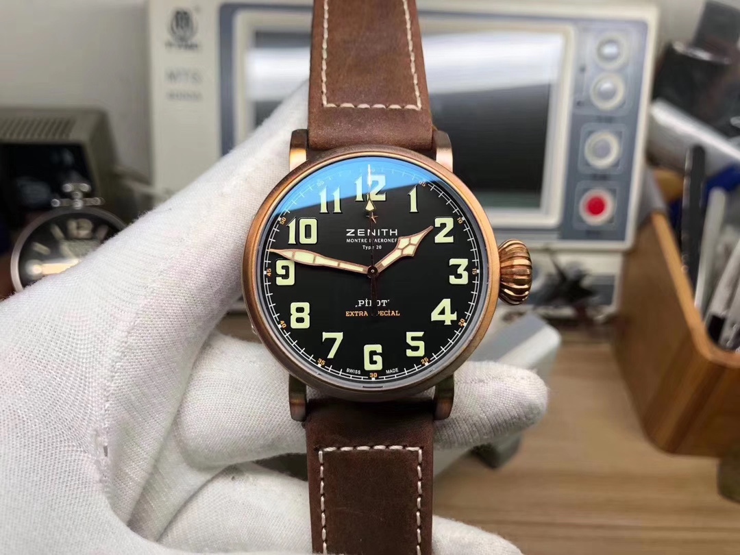 XF真力時飛行員大飛：29.2430.679/21.C753青銅男士腕表，純青銅表殼，2824瑞士機械機芯，瘋馬皮錶帶。振頻：28800每小時振蕩次數，表徑：45毫米