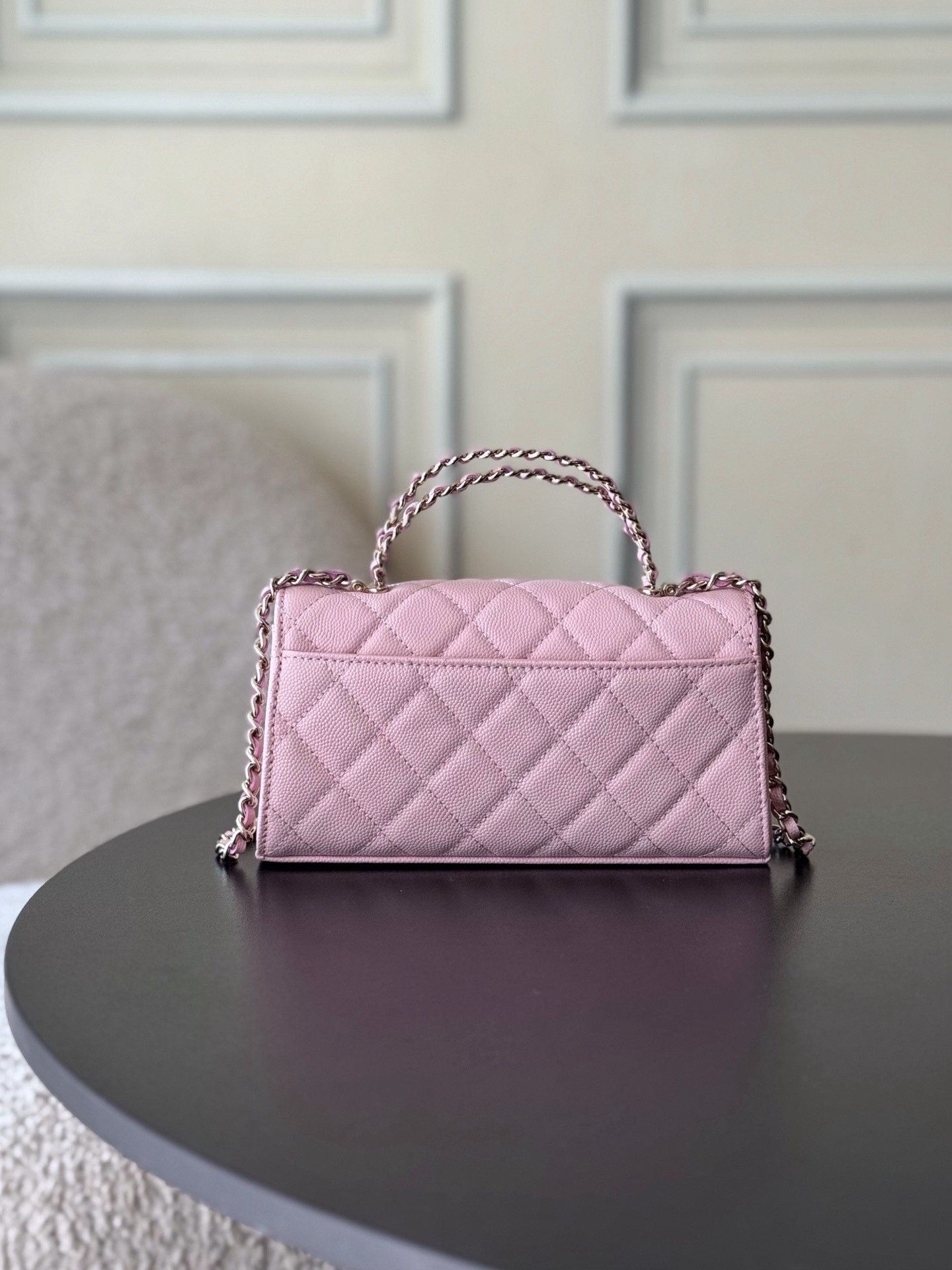 Chanel 25S 新款本季 最火的小球牛皮Kelly 手柄包
這顆絕對是黑馬
第一眼看到就深深愛上💕
顏值不必說 直接閉眼入不會錯
很好打理 也是百搭型
實現了單背斜挎腋下背手拎的效果📷
簡直就是福音〰️
很精緻 值得珍藏🔝

五金：全鋼18K淺金
皮料：獨家Haas小牛皮
尺寸：𝟏8*𝟏0*4.𝟓 𝚌𝚖
型號：AS3238