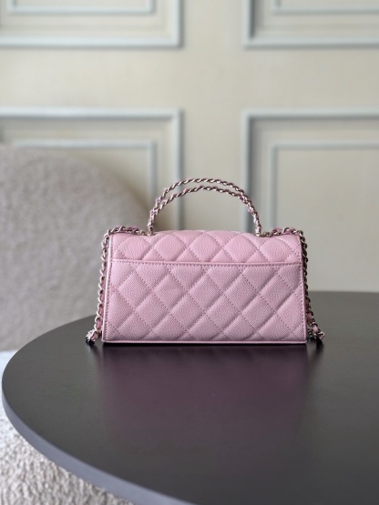 Chanel 25S 新款本季 最火的小球牛皮Kelly 手柄包
這顆絕對是黑馬
第一眼看到就深深愛上💕
顏值不必說 直接閉眼入不會錯
很好打理 也是百搭型
實現了單背斜挎腋下背手拎的效果📷
簡直就是福音〰️
很精緻 值得珍藏🔝

五金：全鋼18K淺金
皮料：獨家Haas小牛皮
尺寸：𝟏8*𝟏0*4.𝟓 𝚌𝚖
型號：AS3238