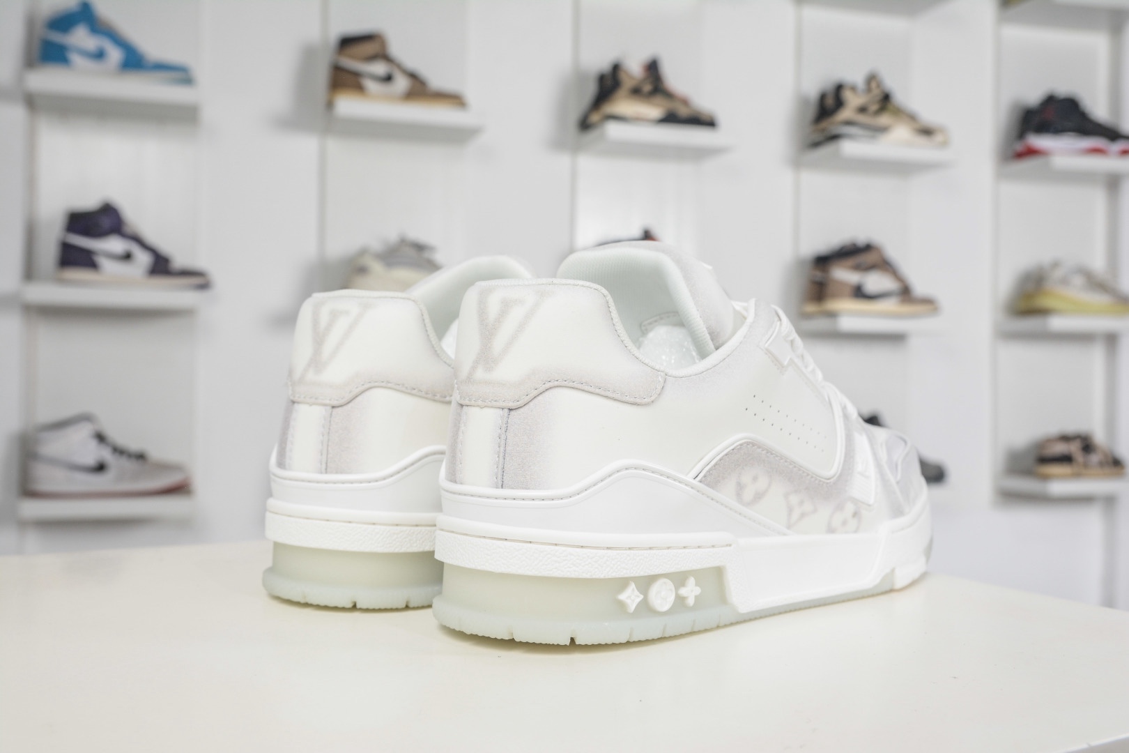 Louis Vuitton Trainer 系列板鞋 
Size：36 37 38 39 40 41 42 43 44 45 (偏大一碼）