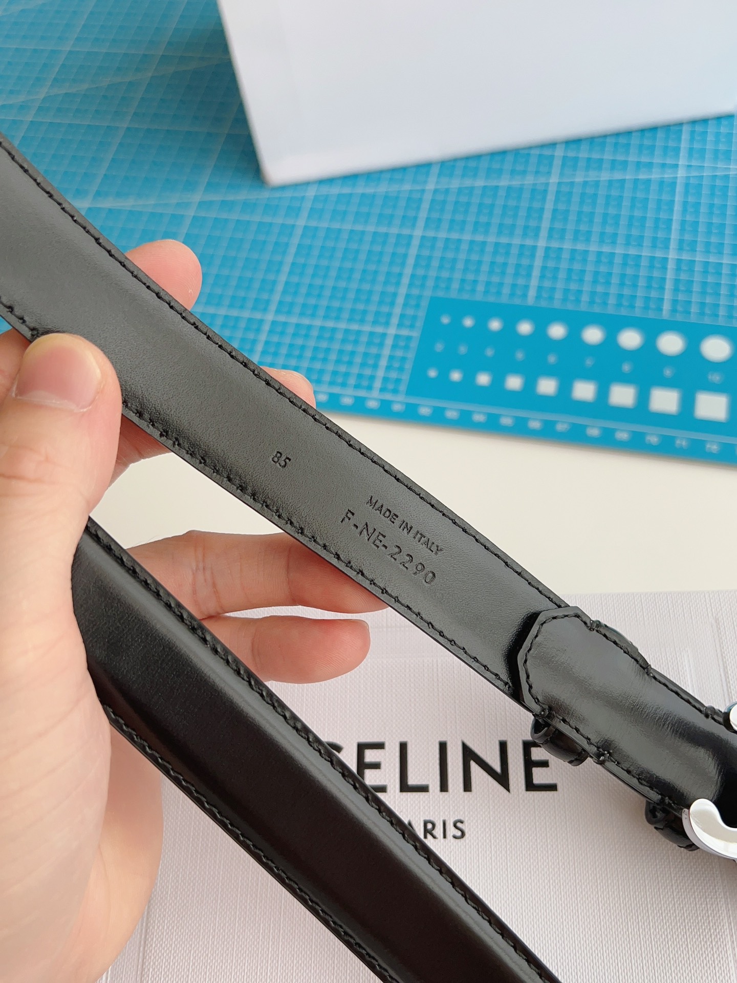 《CELINE》賽琳皮帶 celine 腰帶寬度2.5cm 超火凱旋門，手感柔軟細膩，上身效果超級好看。非常顯腰線型﹣﹣時尚必備神器﹣