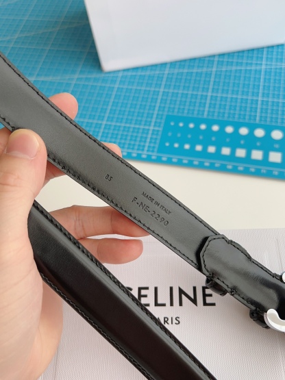 《CELINE》賽琳皮帶 celine 腰帶寬度2.5cm 超火凱旋門，手感柔軟細膩，上身效果超級好看。非常顯腰線型﹣﹣時尚必備神器﹣