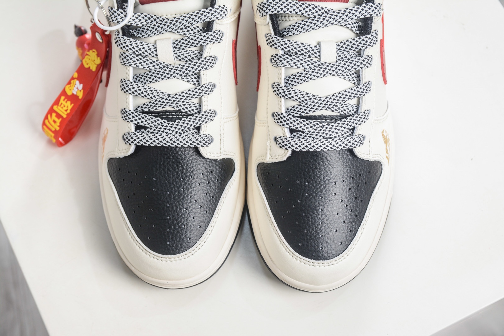 Nike SB Dunk Low 馬年限定聯名-白黑紅三鈎 
貨號:MY9969 905
尺碼：36 36.5 37.5 38 38.5 39 40 40.5 41 42 42.5 43 44 44.5 45
