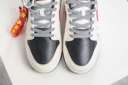 Nike SB Dunk Low 馬年限定聯名-白黑紅三鈎 
貨號:MY9969 905
尺碼：36 36.5 37.5 38 38.5 39 40 40.5 41 42 42.5 43 44 44.5 45