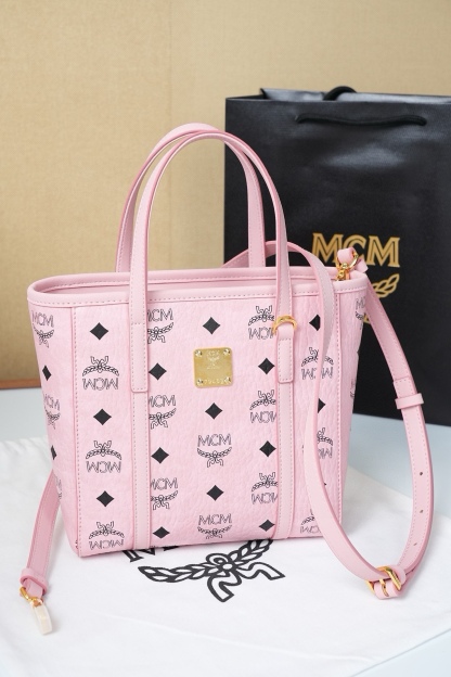 𝗠𝗖𝗠 𝗧𝗼𝗻𝗶 𝗩𝗶𝘀𝗲𝘁𝗼𝘀 𝗠𝗶𝗻𝗶
🆕桃花粉購物袋菜籃子

·Cp獨家®️桃花粉老花滿印
🉑️單肩🉑️斜挎 官網同步在售新版！
超級經典的菜籃子！搭配、日常、功能性、性價比都是決絕子！非常好的一款包。傳承經典設計 多種背法選擇 簡單大氣 實用性非常高。

型號：MWPFSMT06PZ
尺寸：19*9.5*18.5cm
肩帶：98-114cm/可拆卸
把手：垂長10cm
顏色：桃花粉