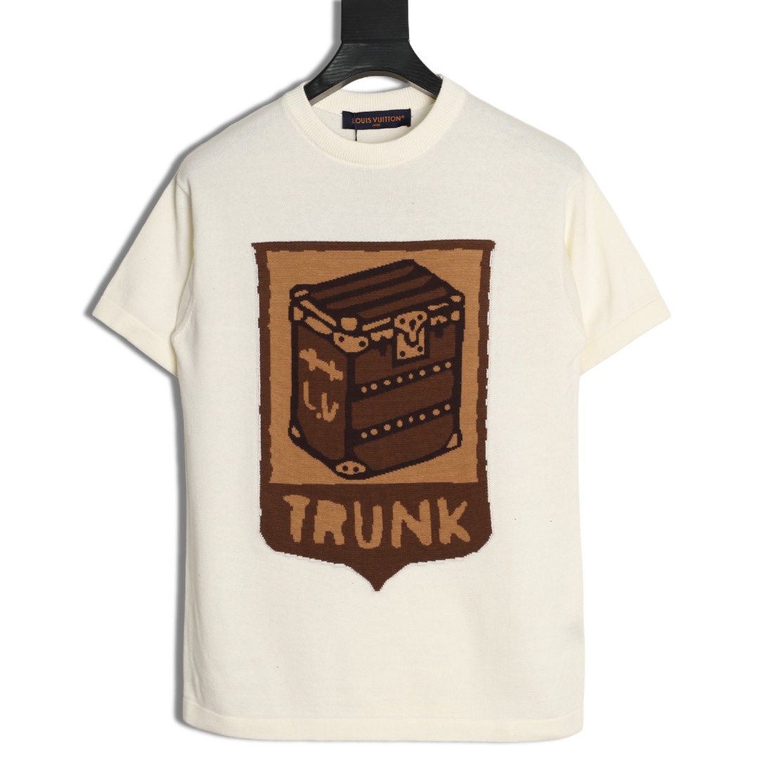 🔝LOUIS VUITTON LV 皮箱幾何圖針織短袖T恤
定織雲柔密紡棉針織料，嵌花提花織法，精細編織不僅確保了圖案的清晰度，還大大增強了織物的耐用性，成衣洗水加軟去味工藝，通過專業的洗滌設備和特定的洗滌劑，對衣物進行深度清潔和去味處理，改善衣物的手感和外觀，寬松版型
B Size：S-XL